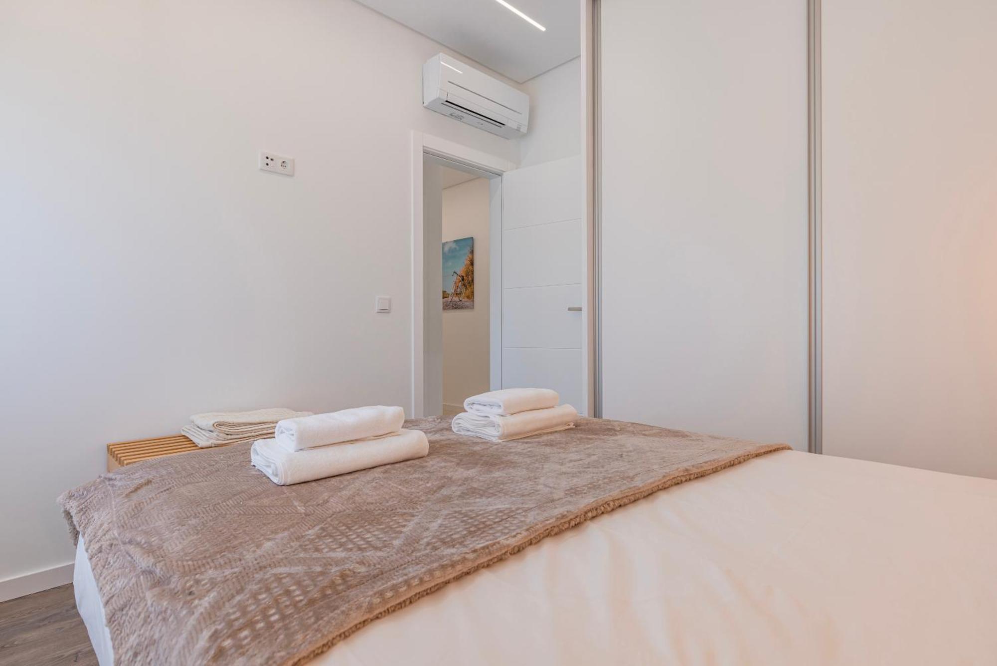 Apartment New By The Metro Iv