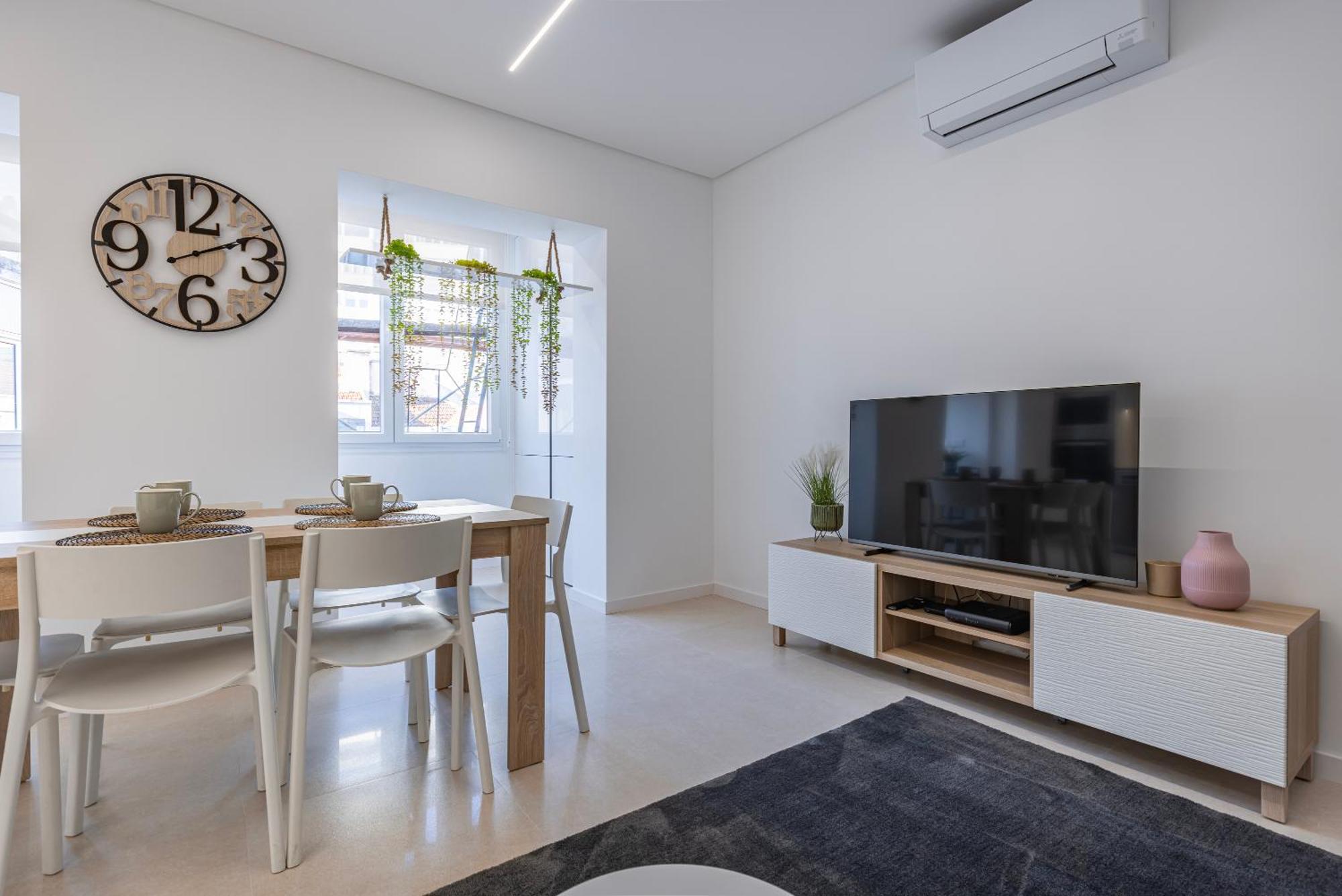 New By The Metro Iv Apartment *