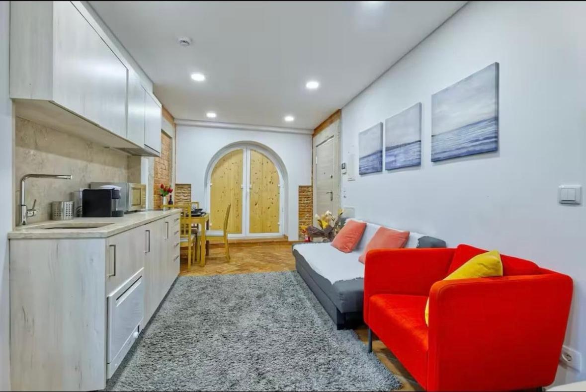 Homey Haven With A Rustic Charm Lisbon
