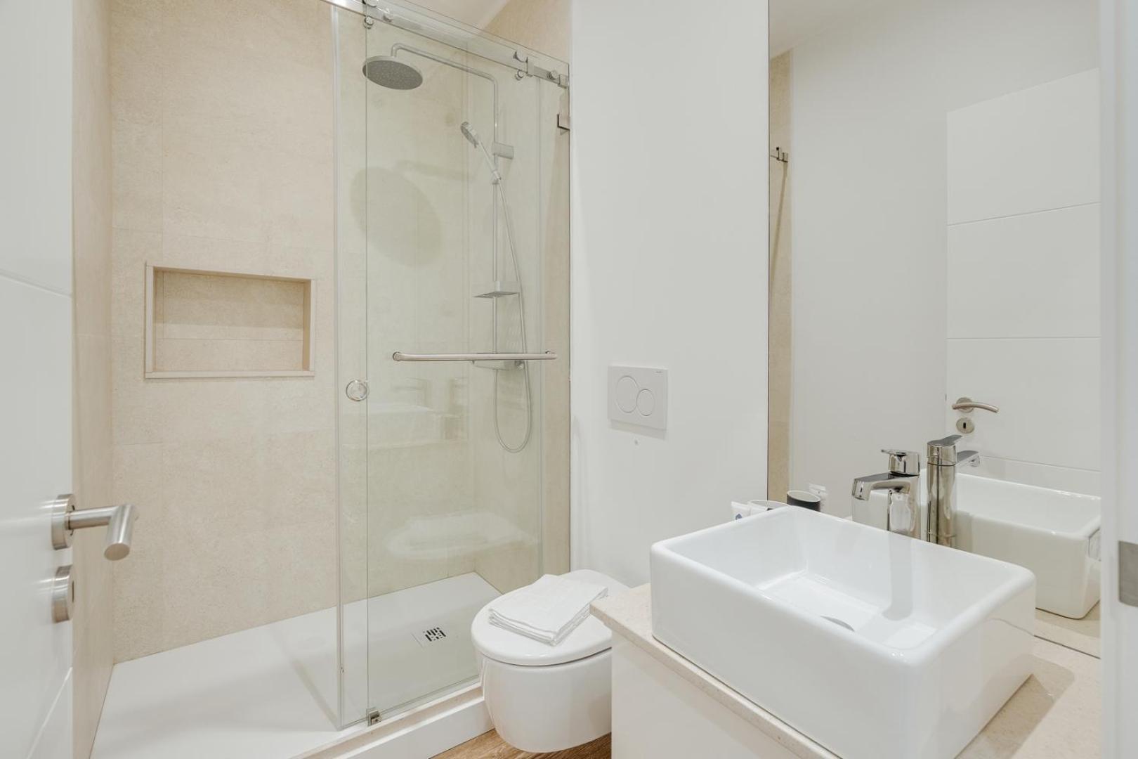 Hostwise - Flat W/ Balcony & Workspace Apartment *