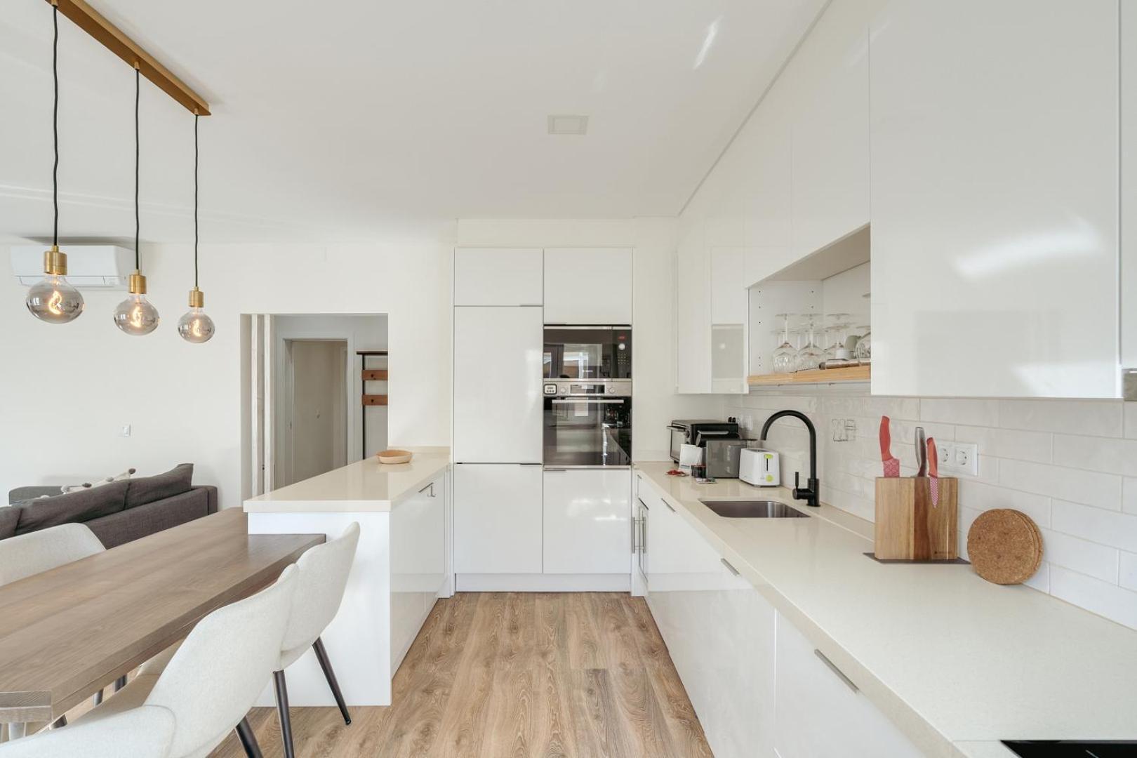 Hostwise - Flat W/ Balcony & Workspace