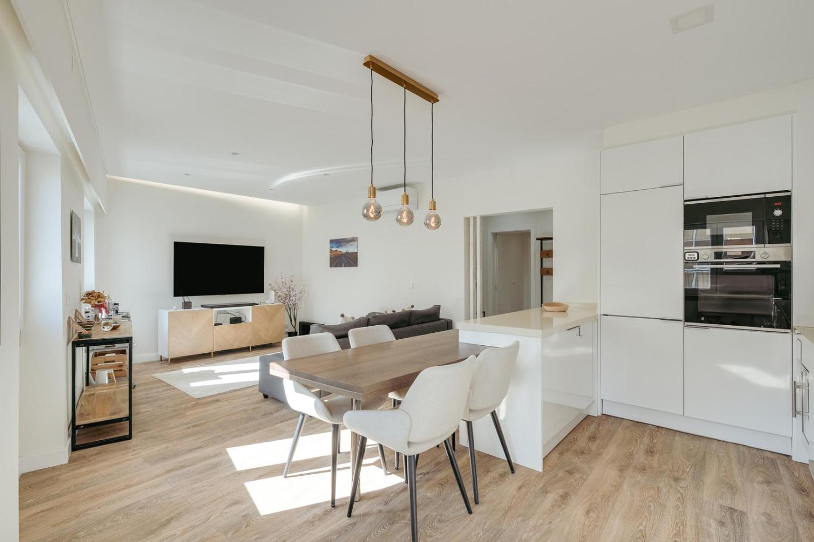 Hostwise - Flat W/ Balcony & Workspace
