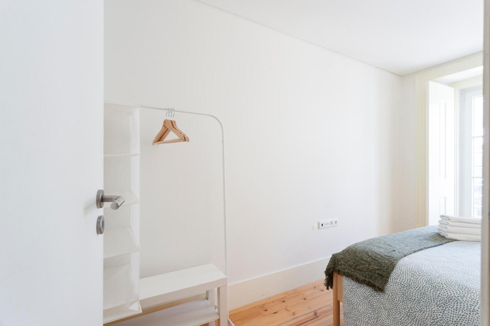 Bedroom In Shared House In Chiado - Historic Center Of * Lisbon
