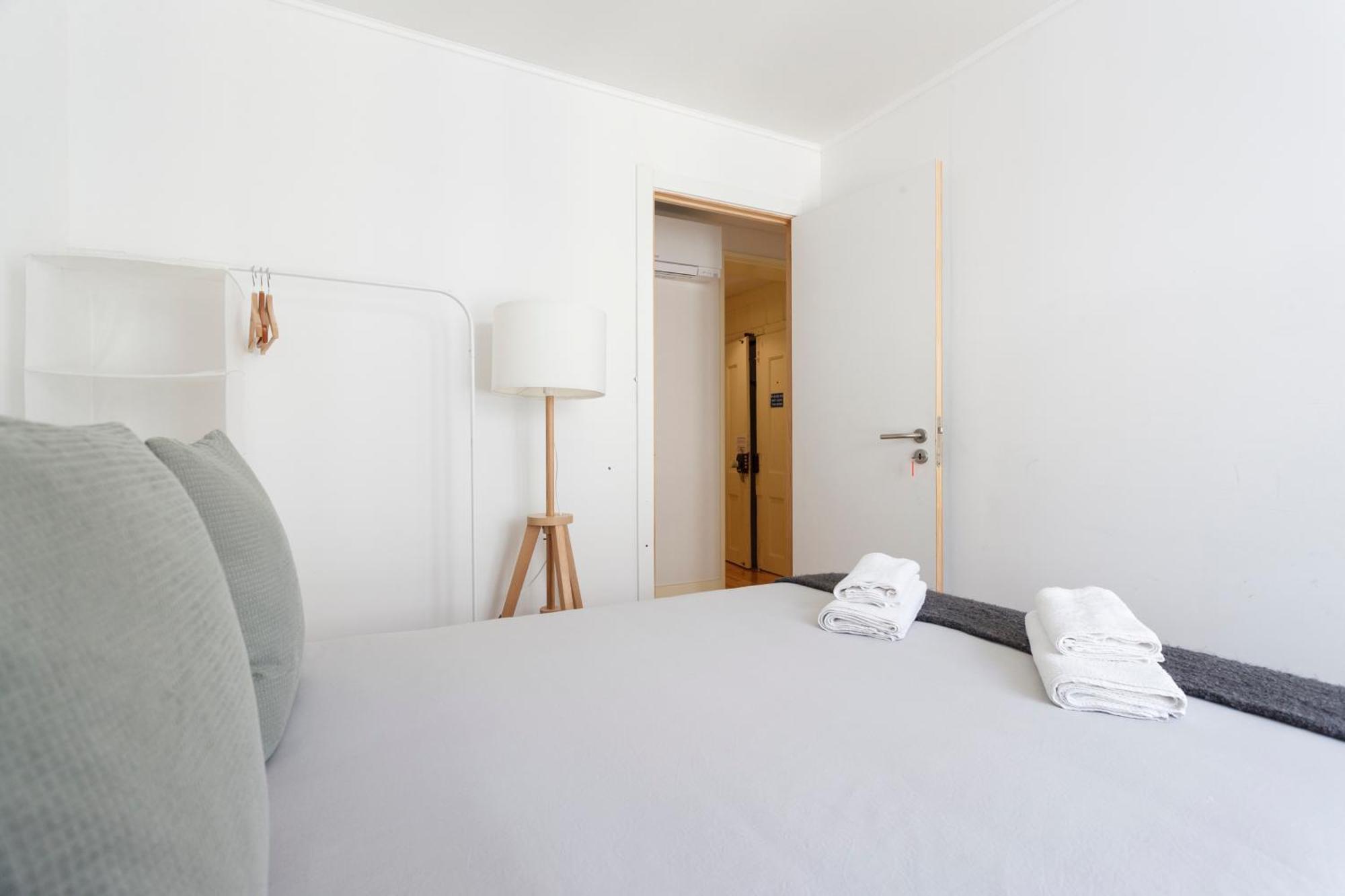 Homestay Bedroom In Shared House In Chiado - Historic Center Of Lisbon