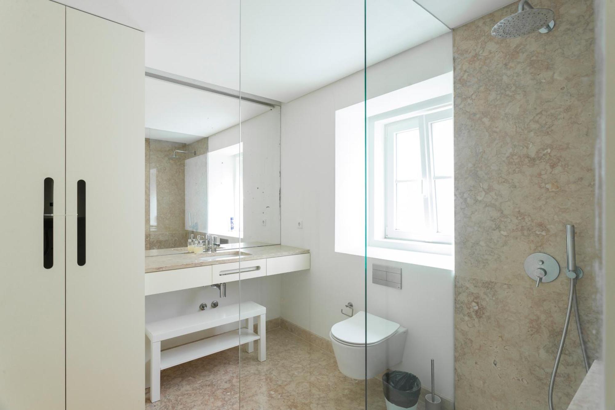 Bedroom In Shared House In Chiado - Historic Center Of Lisbon