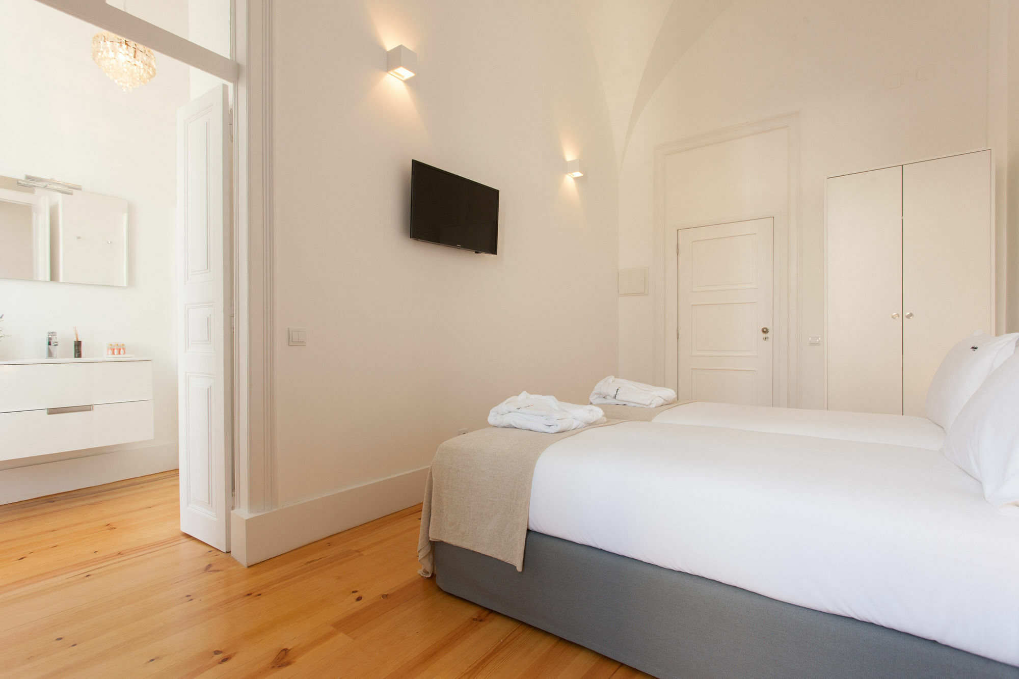 Bed & Breakfast Feels Like Chiado Prime