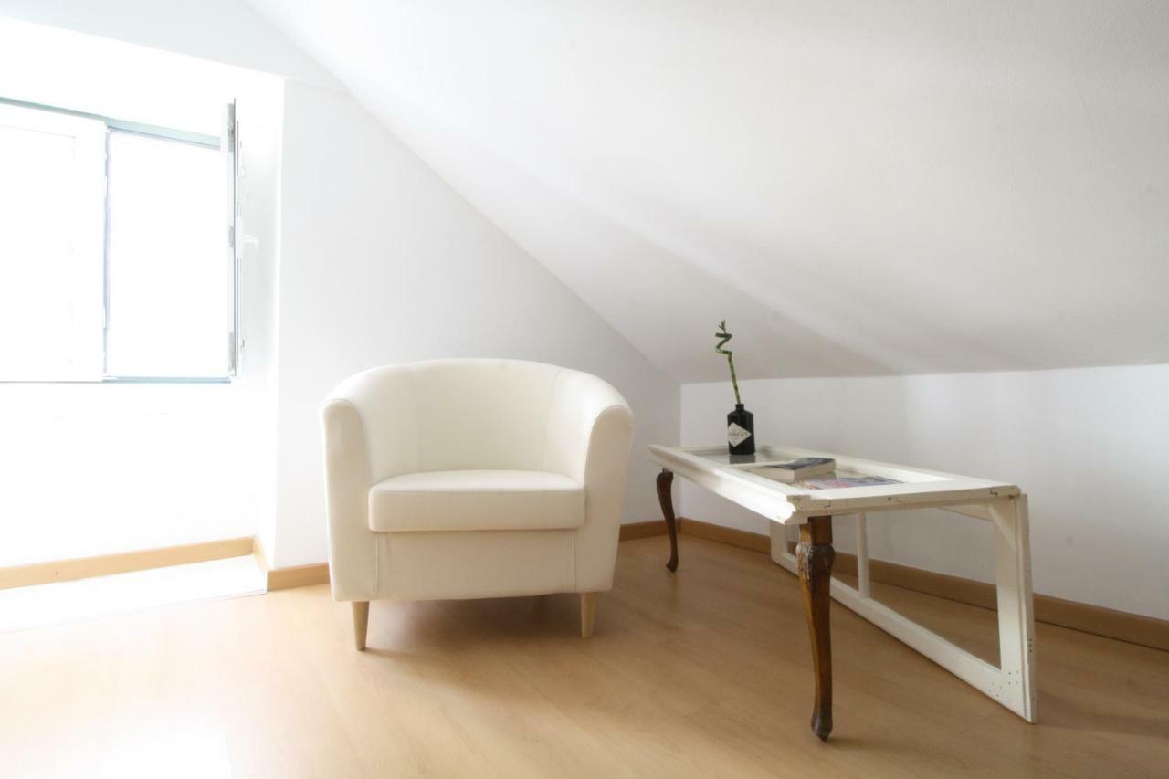 Apartment Bairro Alto Window - Cozy Spot In A Buzzing Locale *