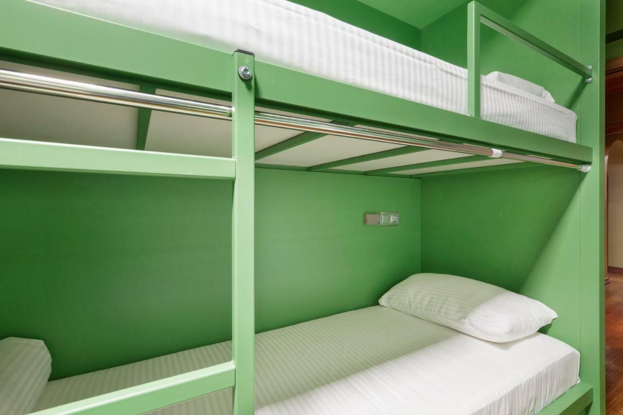 Huux Hostel *