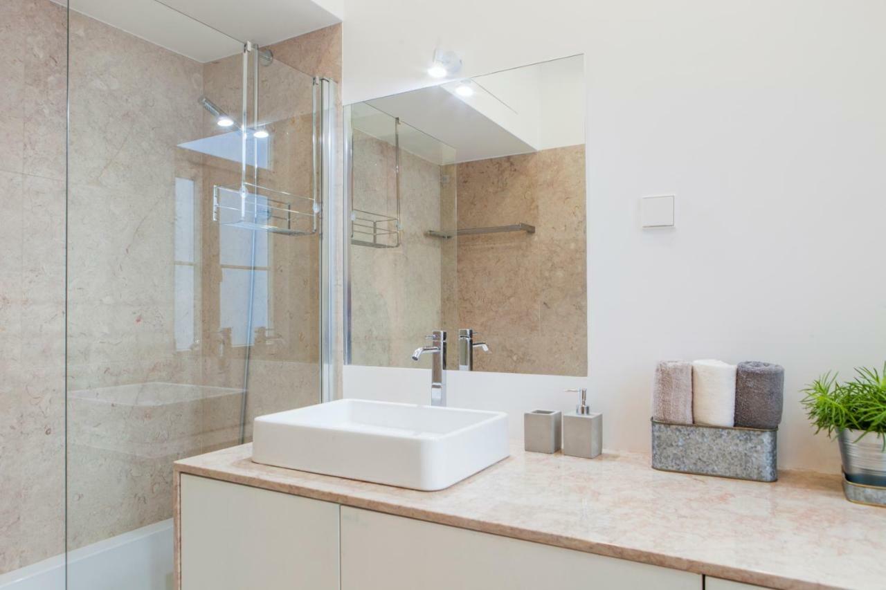 Apartment Alfama Castle View: Historic 3-bedroom With Balcony Lisbon