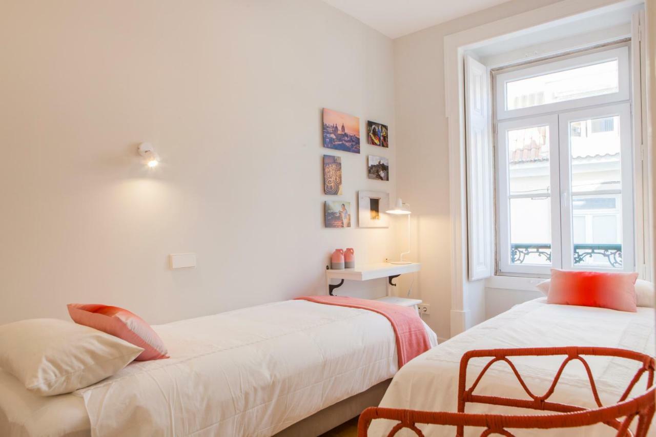 Alfama Castle View: Historic 3-bedroom With Balcony