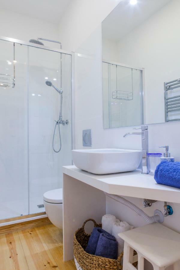 Alfama Castle View: Historic 3-bedroom With Balcony Lisbon