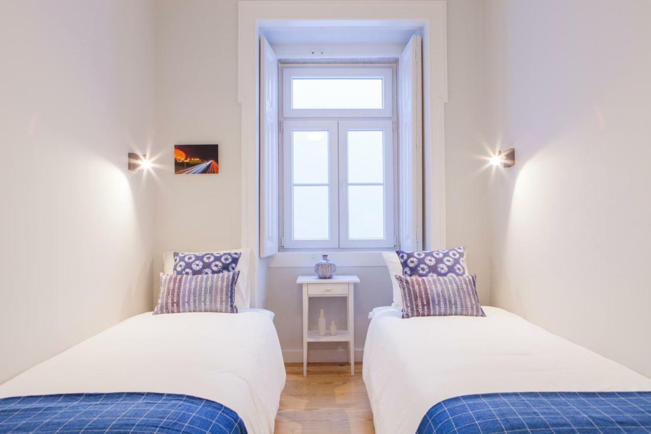 Alfama Castle View: Historic 3-bedroom With Balcony Apartment