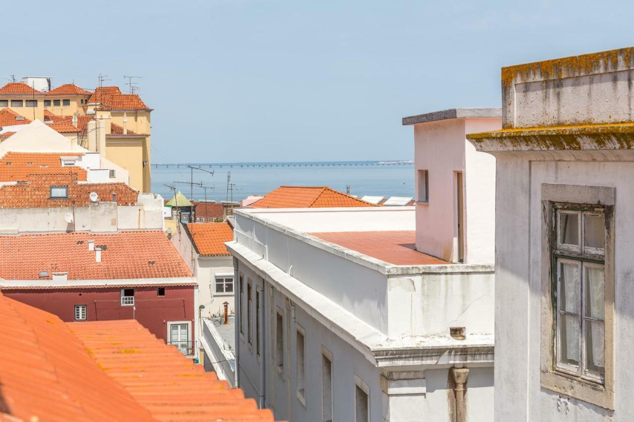 Bright & Spacious Alfama Apartment, By Timecooler Lisbon