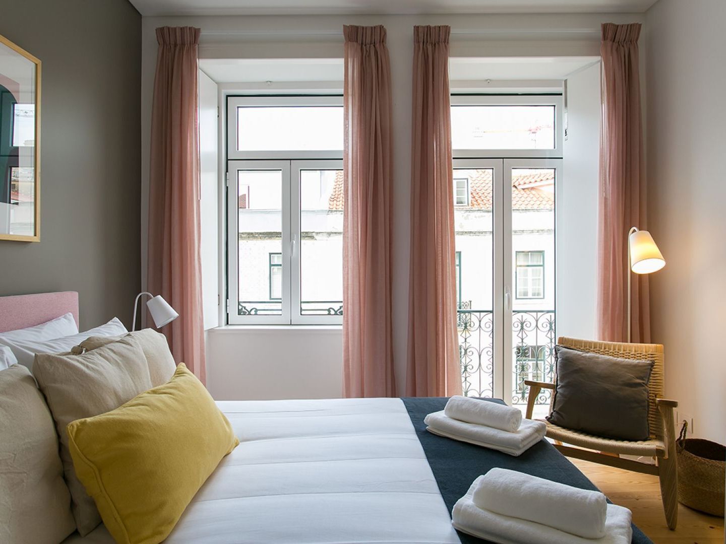 Altido Elegant Deluxe & Altido Luxurious 3-bedroom Apt With Terrace In Intendente