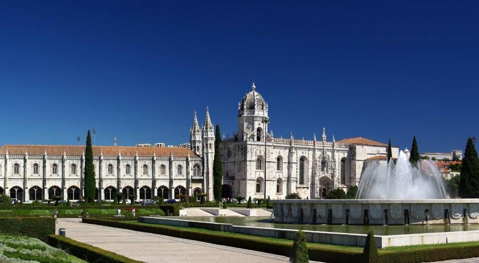 Belem! Charming 2 Bedroom W Terrace, Wifi & Free Street Parking Apartment *