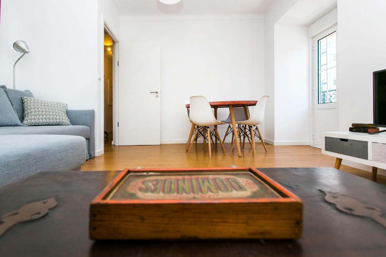 Belem! Charming 2 Bedroom W Terrace, Wifi & Free Street Parking Apartment *