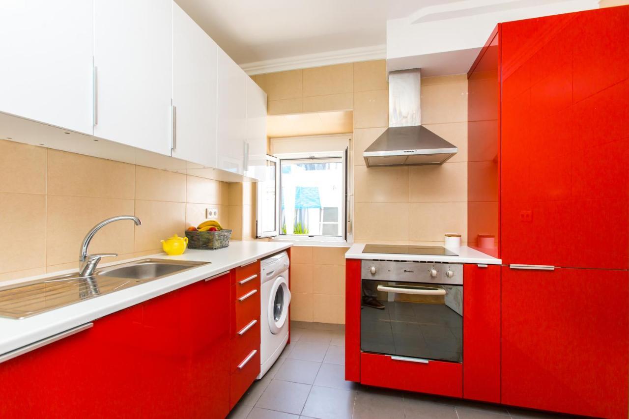 Belem! Charming 2 Bedroom W Terrace, Wifi & Free Street Parking Apartment *
