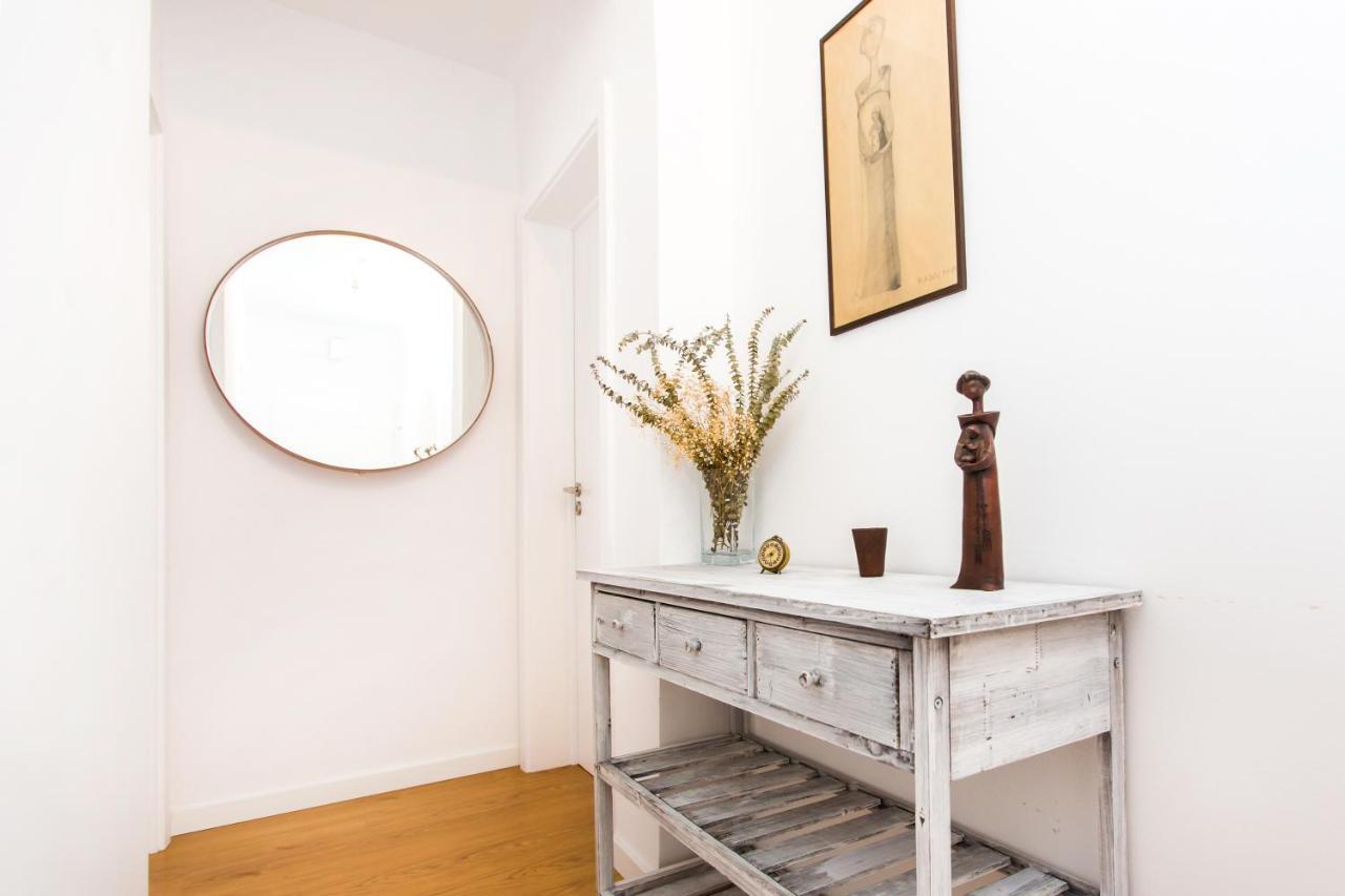 Belem! Charming 2 Bedroom W Terrace, Wifi & Free Street Parking Apartment *