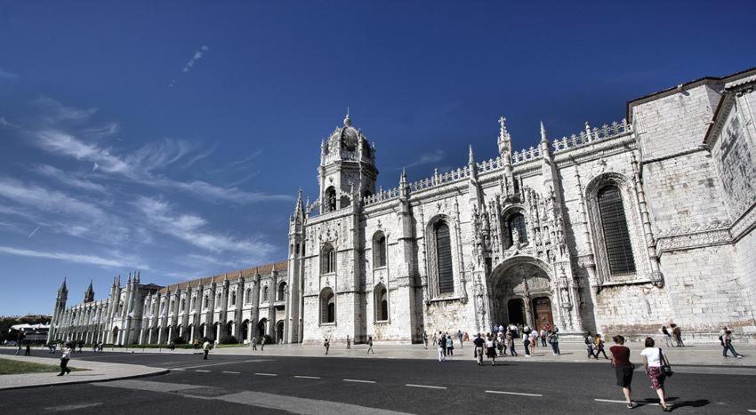 Belem! Charming 2 Bedroom W Terrace, Wifi & Free Street Parking Lisbon