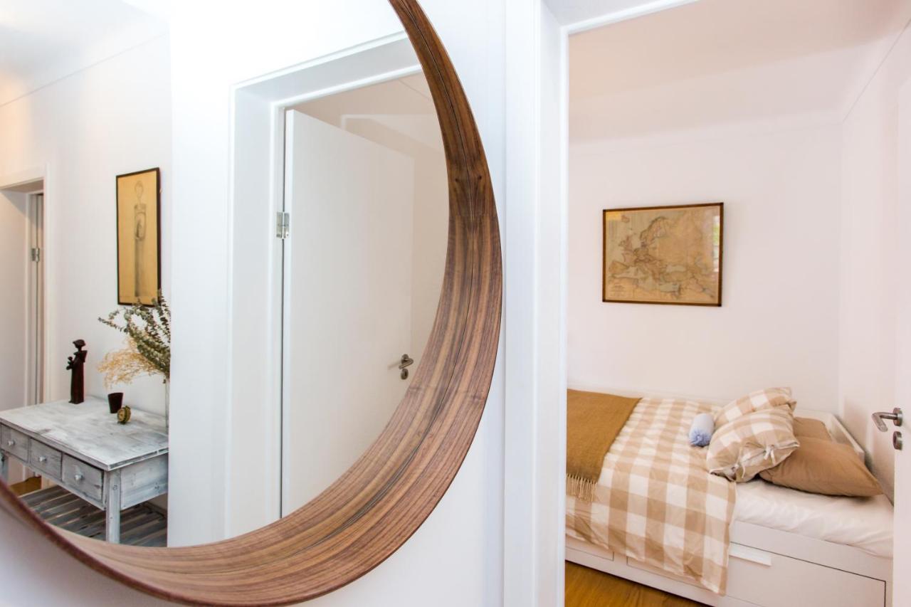 Belem! Charming 2 Bedroom W Terrace, Wifi & Free Street Parking Apartment *
