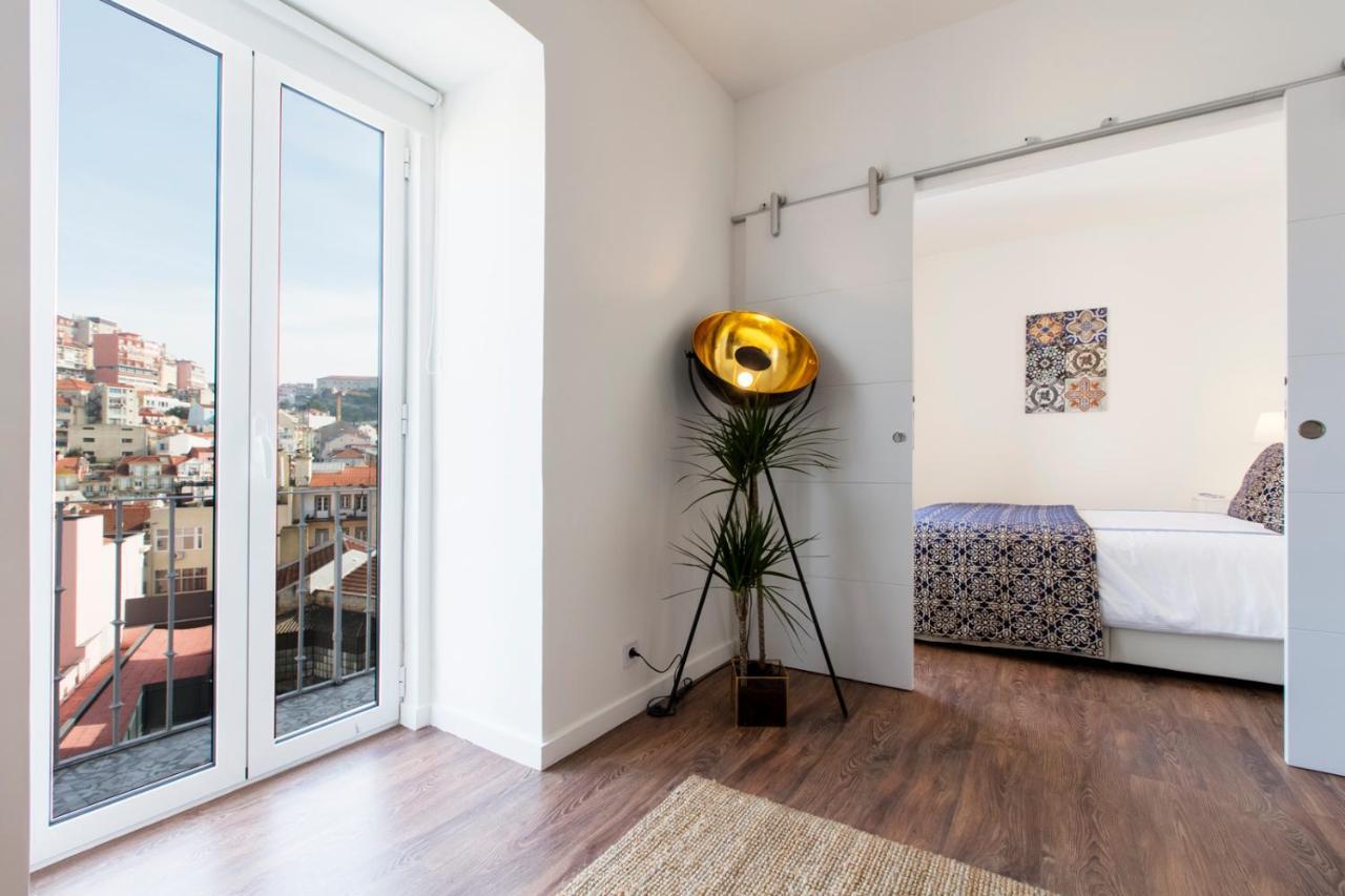 Amazing Downtown With Small Balcony With View Over The Castle * Lisbon