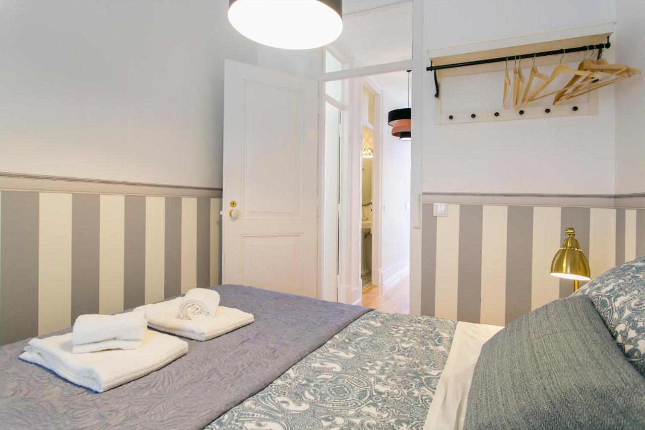 2 Beautiful Upscale Flat Embracing Tejo! Apartment