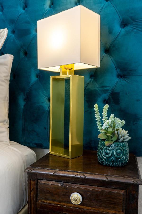 Gaze Out At The In A Retro-chic Getaway Apartment *
