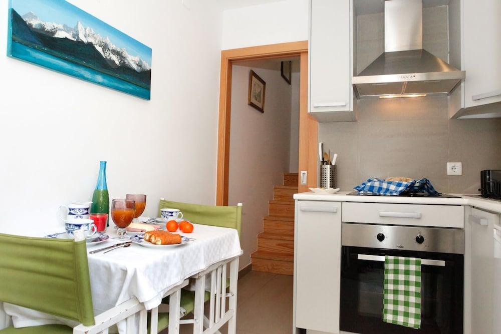 Alfama Yellow House Apartment