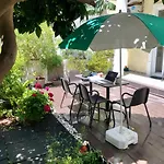 Sunny Orange Garden Apartment In Central Lisbon