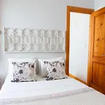 Alfama Terrace Apartment With Authentic XVIII Tiles And Historic Notes 3 Bedrooms & 2 Bathrooms Ac