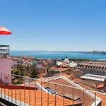 Breathtaking River-City View Two Private Terraces 3 Bedrooms And 3 Bathrooms 17Th Century Building Central Bica Chiado District