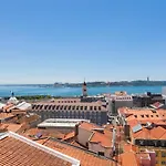 Breathtaking River-City View Two Private Terraces 3 Bedrooms And 3 Bathrooms 17Th Century Building Central Bica Chiado District