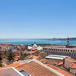 Breathtaking River-City View Two Private Terraces 3 Bedrooms And 3 Bathrooms 17Th Century Building Central Bica Chiado District