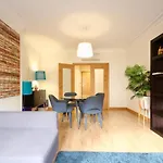 Cozy Red Telheiras Apartment