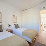 Deluxe Apt At Amazing Prime Location, By Timecooler