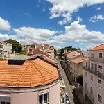 Joivy Stylish 2-Bed Apt With Balcony In Lapa, 5Mins To National Museum Of Ancient Art