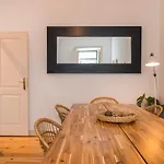 3 Bedroom Terrace Apartment By Innkeeper