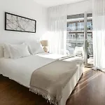 Lisbon Metro & Pool Apartment