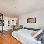 Cozy Flat In Santa Apolonia