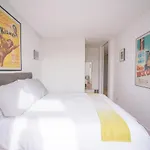 Charming, Sun-Drenched Apartment In Estrela