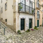 Whome Cozy Alfama Haven: Perfect For Exploring Lisbon