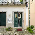 Whome Cozy Alfama Haven: Perfect For Exploring Lisbon