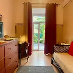Sunny Orange Garden Apartment In Central Lisbon