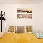 Lov\'Alfama, At Home In Lisbon