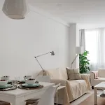 Light-Filled, Fully Renovated Apt Near Belem, By Timecooler