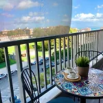 Modern & Spacious Apt With River View