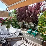 Apartment With Private Garden - Central Location