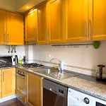 Double Bed Room In Old Town