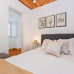 River View 1Bdr Apt In Alfama Close To Tram