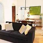 Vintage 2 Bd Central Apartment By Hostlovers